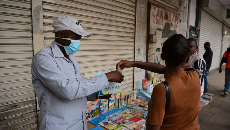 Una persona compra a Kenya una mascareta per protegir-se del coronavirus. Europa Press