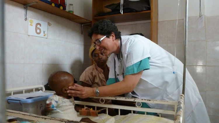 Una metgessa atén un xiquet a Àfrica. Europa Press