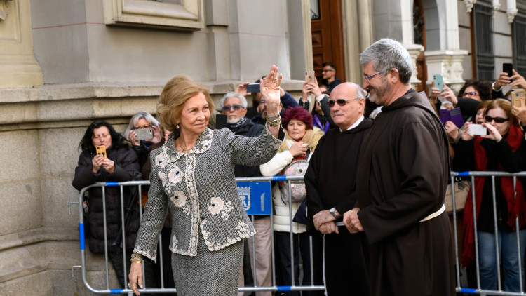 La reina d'Espanya, Sofia, saluda al públic. Europa Press