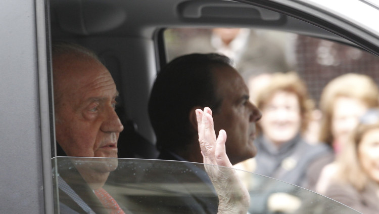 Joan Carles I saluda des d'un cotxe. Europa Press