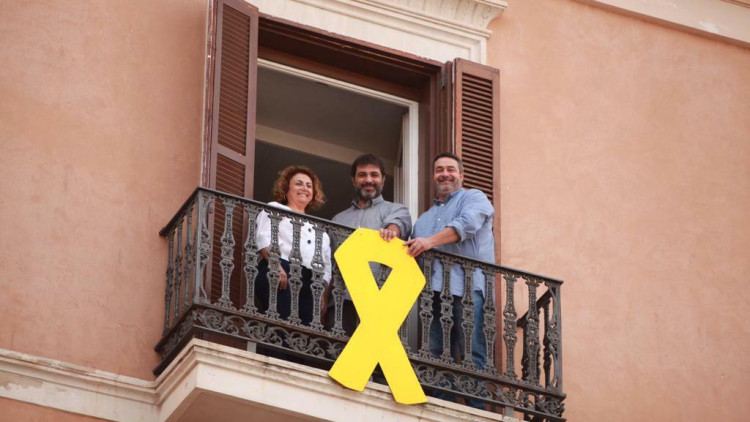 Diputats de Més per Mallorca mostren un llaç groc a la façana del Parlament. Europa Press