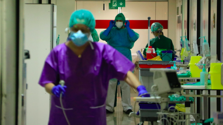 Professionals sanitaris a l'Hospital de Bellvitge. ACN