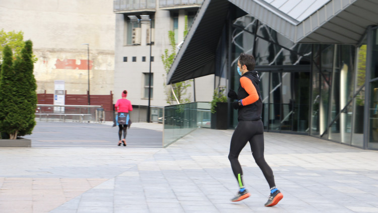 Una persona fa exercici a Andorra la Vella en el primer dia de desconfinament. Agència Catalana de Notícies