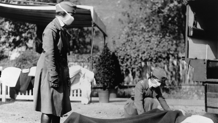 Dues infermeres es fan càrrec d'un cos sense vida, víctima de la grip espanyola de 1918