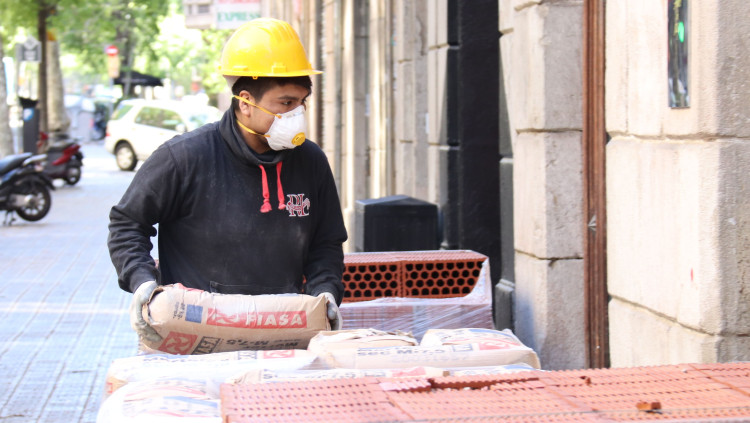 Un operari de la construcció torna a la feina el 14 d'abril a Barcelona. Agència Catalana de Notícies