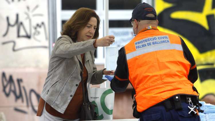 Repartiment de mascaretes al centre de Palma. Europa Press
