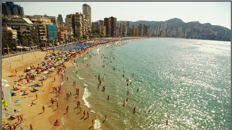 Panoràmica de la platja de llevant de Benidorm, una de les ciutats més turístiques del país