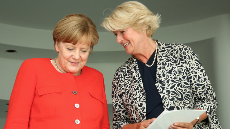 Monica Grütters, Ministra de Cultura d'Alemanya, amb Angela Merkel