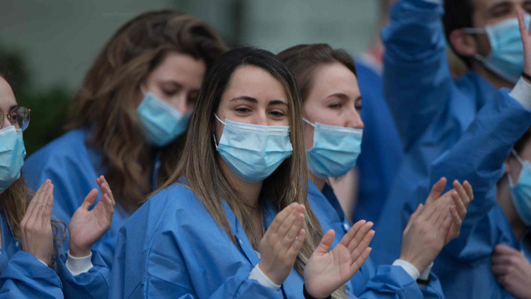 Sanitaris tornen els aplaudiments dels ciutadans| Europa Press