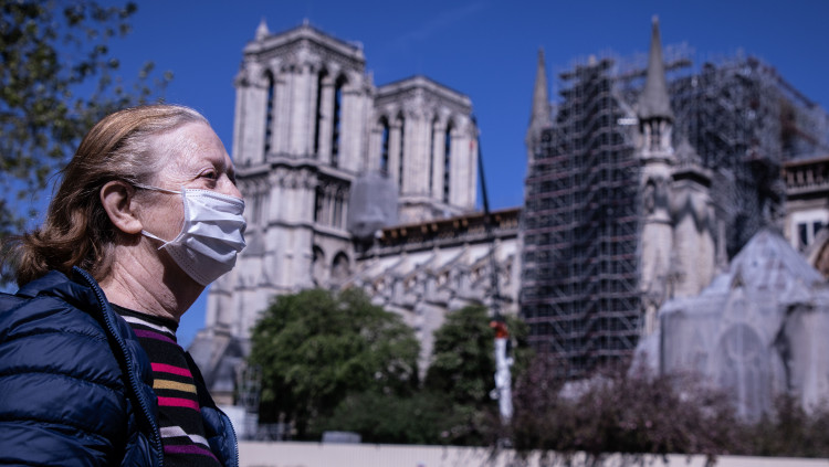 Una dona passeja pels voltants de Notre-Dame en etapa de confinament. Europa Press