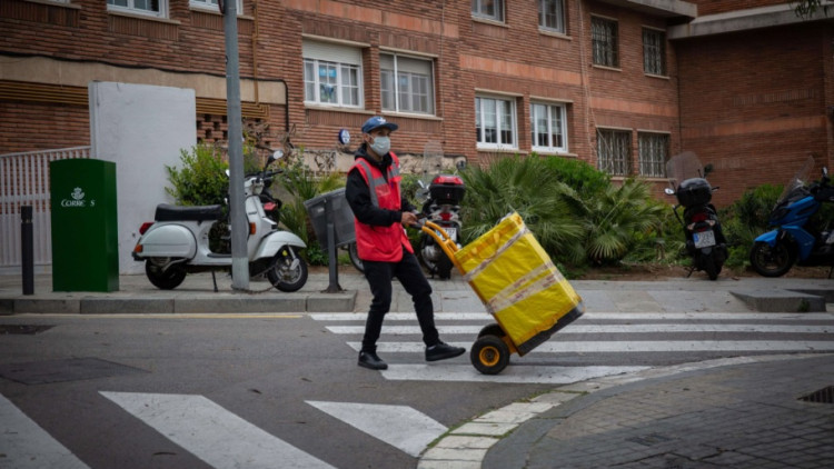 Un repartidor protegit amb mascareta treballa durant el període d'estat d'alarma. Europa Press