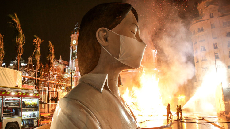 Una part de la falla de la plaça de l’Ajuntament crema el 16 de març mentre el bust de la dona que la presidia es manté incòlume. / Europa Press