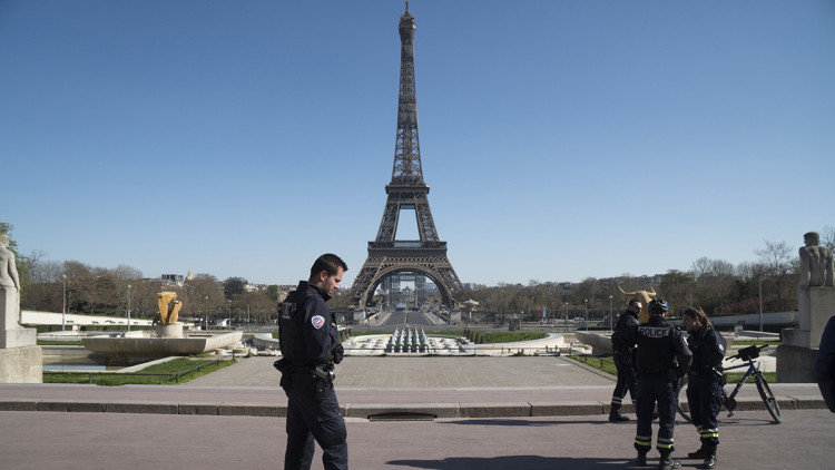 Els voltants de la Torre Eiffel, buits per la pandèmia. Europa Press