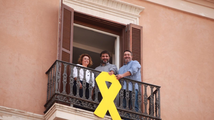 Diputats de Més per Mallorca mostren un llaç groc a la façana del Parlament. Europa Press