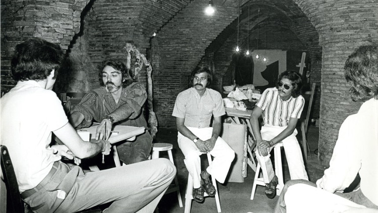 Josep Massagué i Fabià Puigserver en una classe d'escenografia al Palau Güell, 1972.. ©Pau Barceló