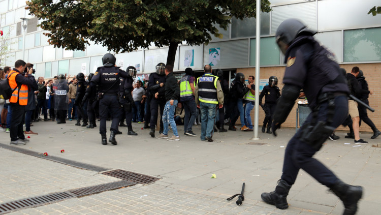 Un policia nacional en plena actuació l'1 d'octubre de 2017. Agència Catalana de Notícies