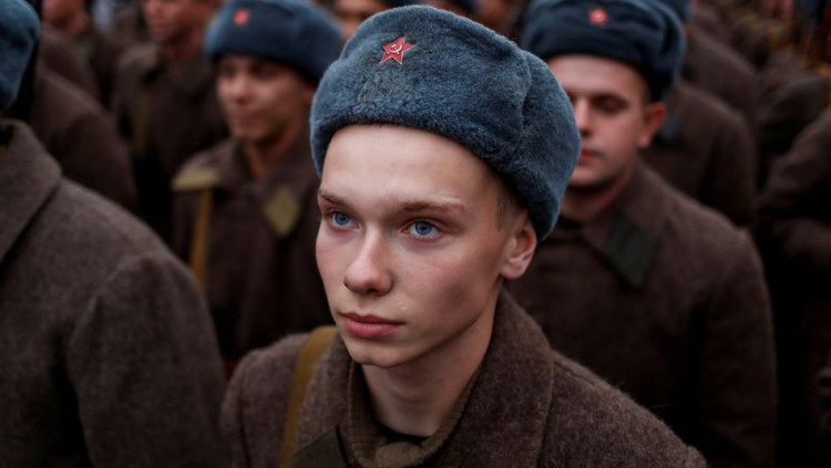 Soldats russos celebren el 9 de maig de 1945 en homenatge a l'exèrcit roig (any 2019). Der Spiegel