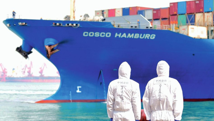 Un vaixell carregat de contenidors arriba a la Xina. Der Spiegel