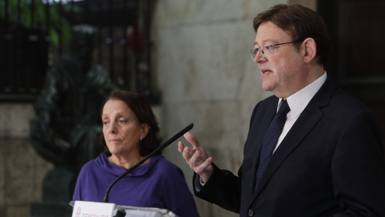 El president valencià, Ximo Puig, compareix al costat de la subdirectora general d'Epidemiologia de la Generalitat, Herme Vanaclocha. Víctor Martínez / Generalitat Valenciana