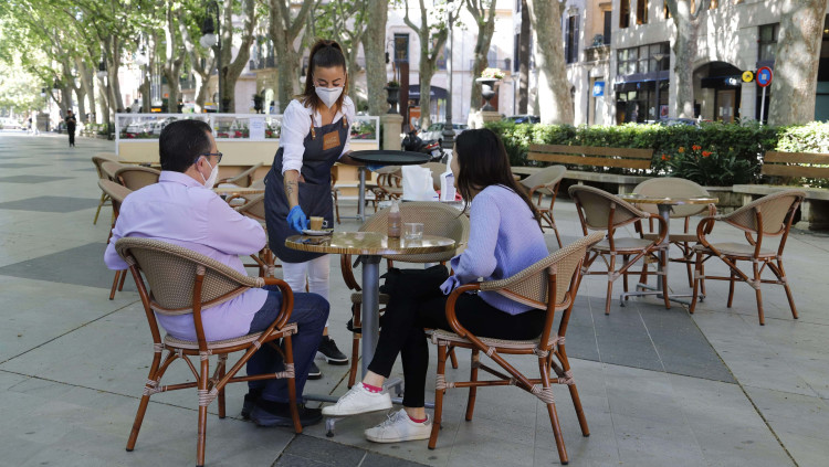 Un bar amb terrassa reobre a Palma. Europa Press