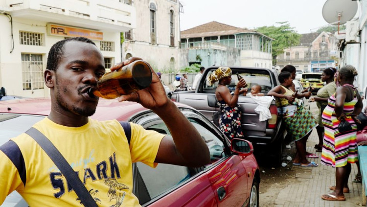 Mares, pares i joves acompanyats de xiquets beuen alcohol als carrers de São Tomé. Der Spiegel