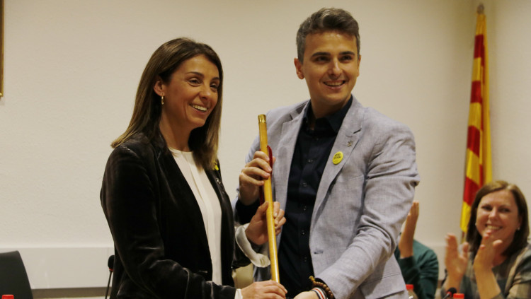 Meritxell Budó dona la vara d'alcaldessa de la Garriga a Jordi Pubill el març de 2019, quan Budó va esdevenir consellera de Presidència. Agència Catalana de Notícies
