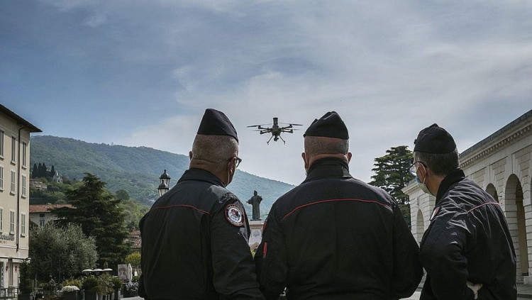 Carabinieris italians observen un dron. Der Spiegel