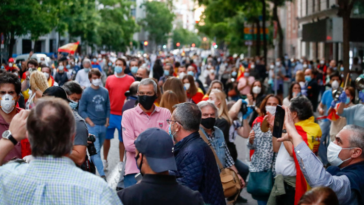 Imatge d'una de les protestes al barri de Salamanca de Madrid contra el confinament decretat pel Govern espanyol. Europa Press