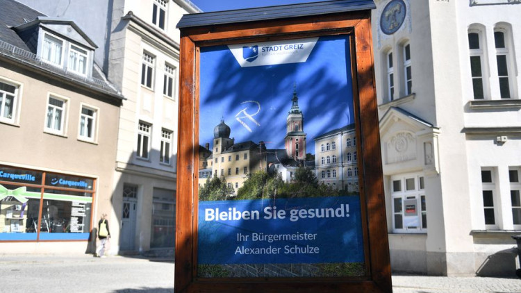 Cartell en el barri antic de Greiz, Alemanya. Der Spiegel