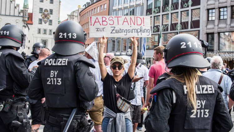 Una manifestant a Munich demana "distanciar-se d'immunitzacions forçades". Der Spiegel