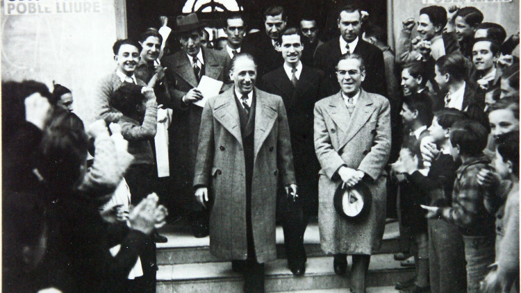 Lluís Companys, distingit amb gavardina oberta al centre de la imatge