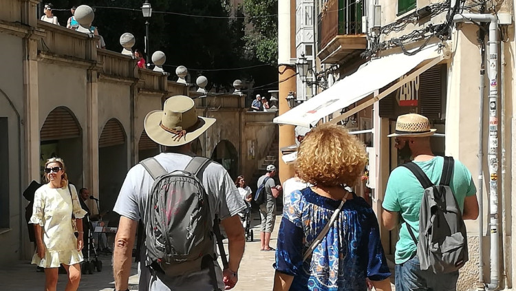 Turistes passegen pel centre de Palma. Europa Press