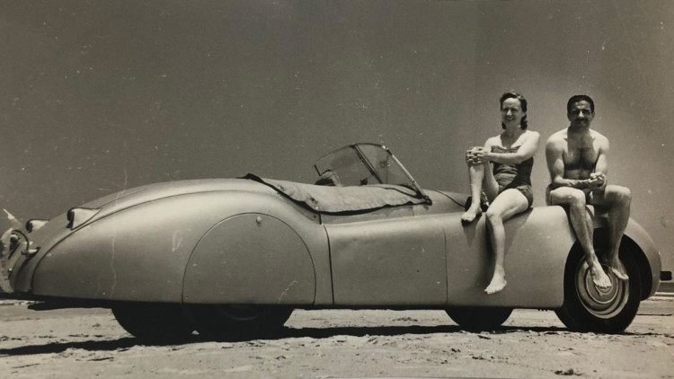 Palmira Puig i Marcel Giró, dalt del seu Jaguar, c. 1951