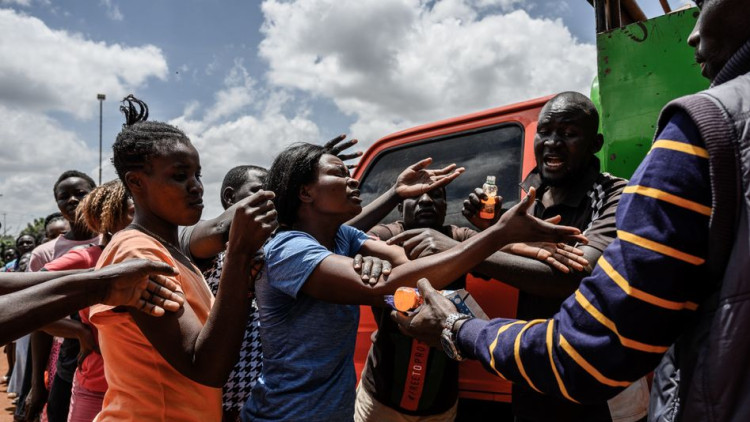 Veïns del barri pobre de Kibera, a Nairobi (Kenya) fan cua per rebre aliments de les organitzacions d'ajuda humanitària durant l'etapa de pandèmia pel coronavirus. Der Spiegel