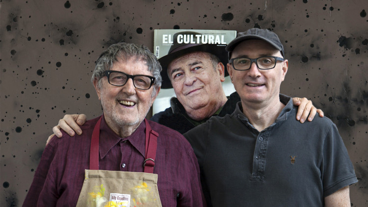 Pablo Genovés (dreta) i Joan Genovés (esquerra) fan un muntatge amb la imatge del director de cinema Bernardo Bertolucci (1941-2018)