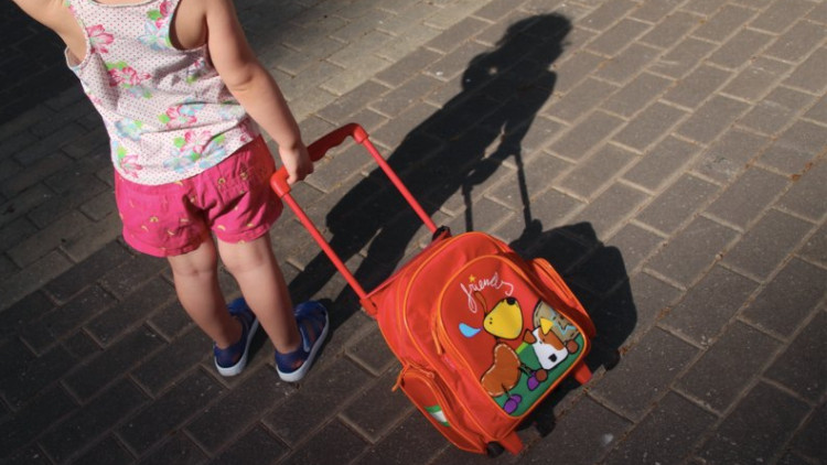 Les expertes adverteixen que mantenir la distància social entre infants pot tenir conseqüències afectives.