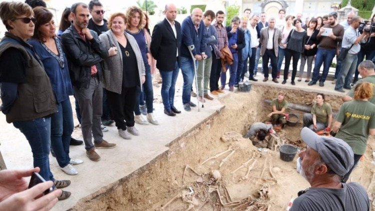 Treballs d'exhumació en una fossa de Porreres, Mallorca. Europa Press