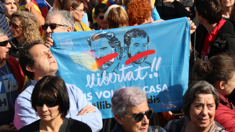 Manifestants demanen la llibertat de Jordi Cuixart i Jordi Sànchez. Agència Catalana de Notícies