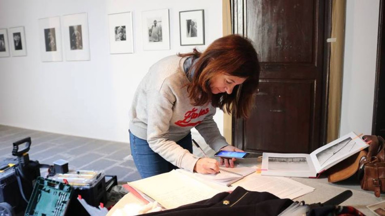 Pilar Rubí en el muntatge de l'exposició "Anhel" al Casal Solleric, 2019