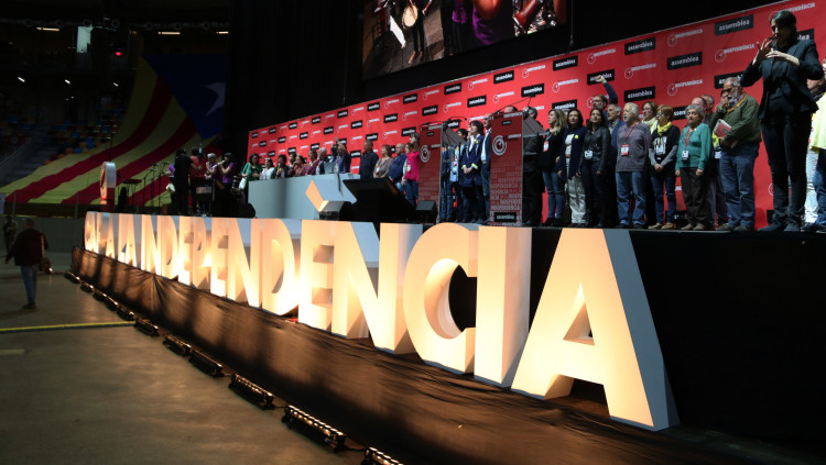 Els membres del Secretariat Nacional de l'Assemblea Nacional Catalana a l'escenari en la cloenda de la setena Assemblea General Ordinària de l'entitat. Imatge del 5 de maig del 2019. Agència Catalana de Notícies