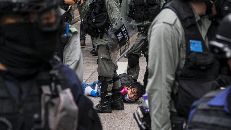 Policies xinesos agredeixen manifestants a Hong Kong. Europa Press