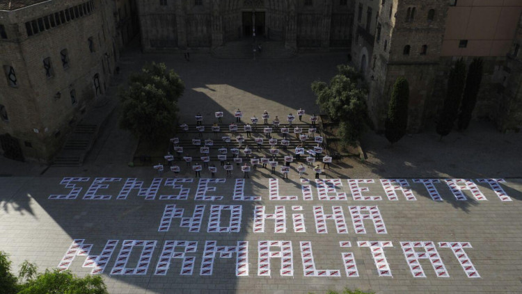 Acció d'Òmnium Cultural a la plaça de la Catedral de Barcelona. Òmnium Cultural