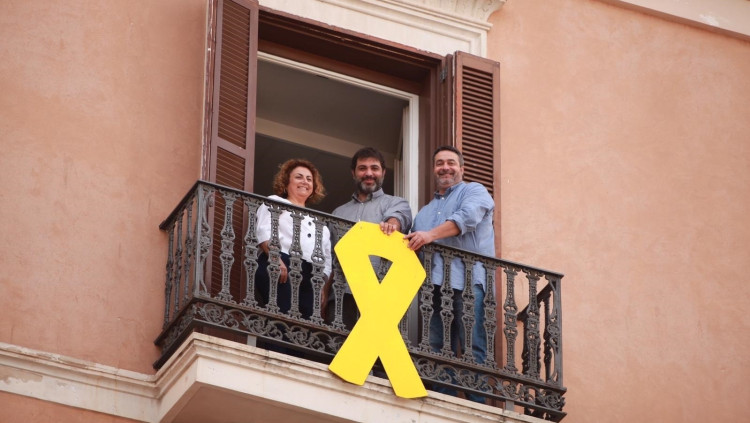 Diputats de Més per Mallorca mostren un llaç groc a la façana del Parlament. Europa Press