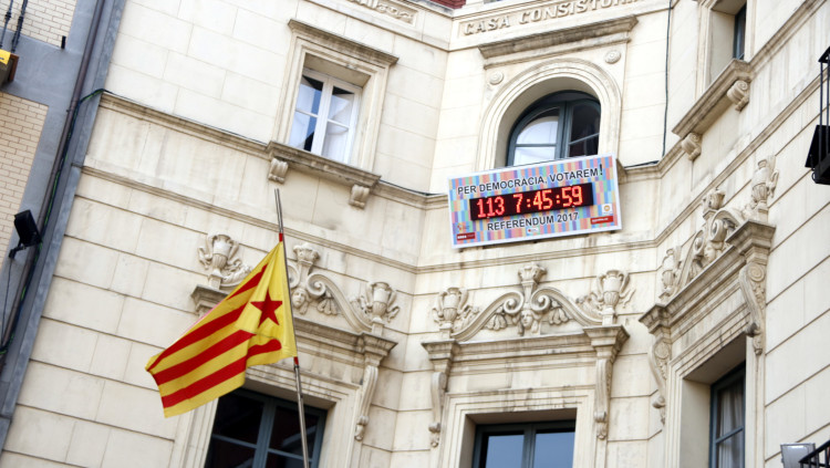 La façana de l'Ajuntament de Berga amb el marcador i l'estelada a sota. Agència Catalana de Notícies