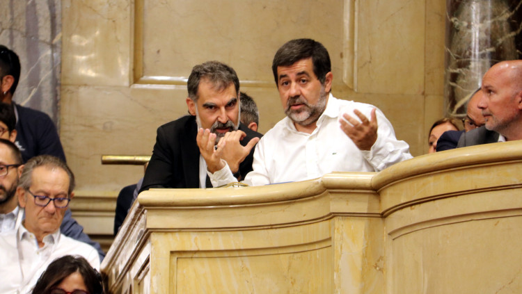Jordi Cuixart i Jordi Sànchez segueixen un ple al Parlament de Catalunya. Agència Catalana de Notícies
