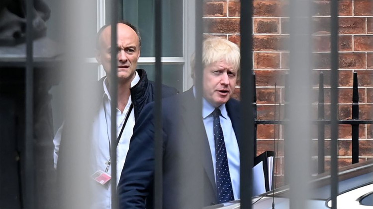 Imatge de Boris Johnson acompanyat pel seu assessor, Dominic Cummings. Der Spiegel