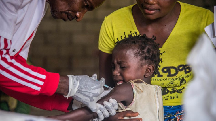 Vacunació contra el xarampió a la República Democràtica del Congo: els esforços realitzats per combatre altres malalties estan patint amb el canvi d'enfocament per la irrupció de la COVID-19. Der Spiegel
