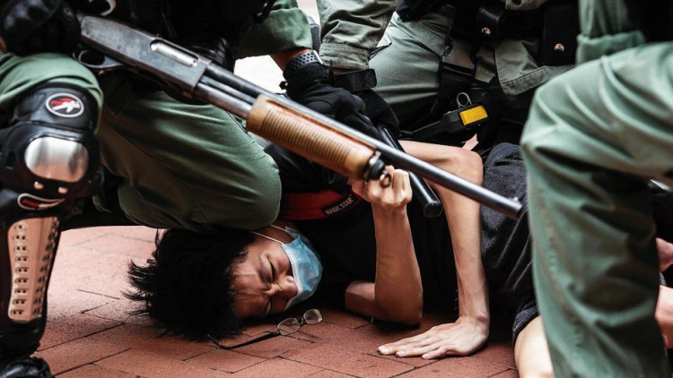 Un manifestat és atacat per la policia xinesa a Hong Kong. Der Spiegel