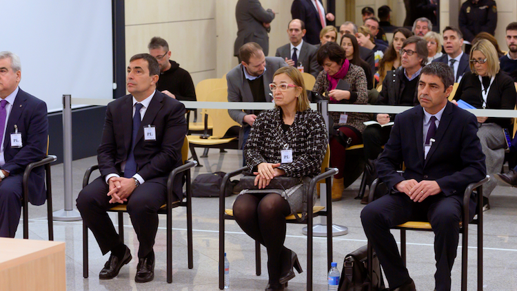 El major dels Mossos Josep Lluís Trapero, la intendent Teresa Laplana), l'exdirector Pere Soler, i l'ex-secretari general d'Interior César Puig durant l'inici del judici a la cúpula d'Interior el 20 de gener del 2020. ACN