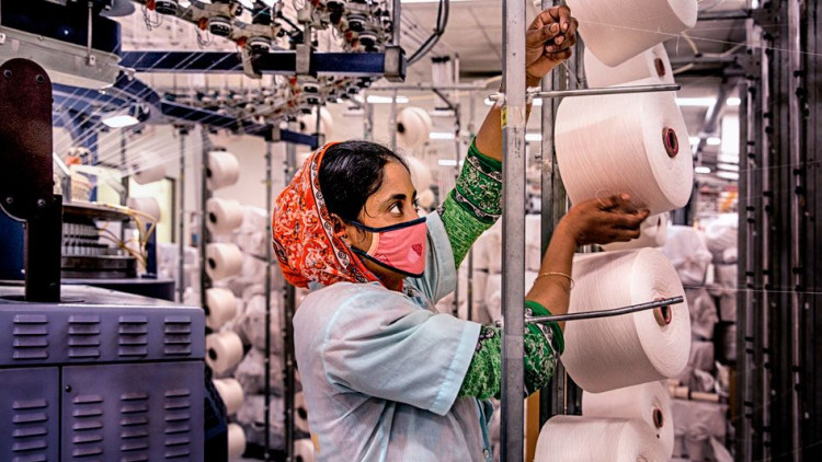 Treballadora del tèxtil a Bangladesh. Der Spiegel